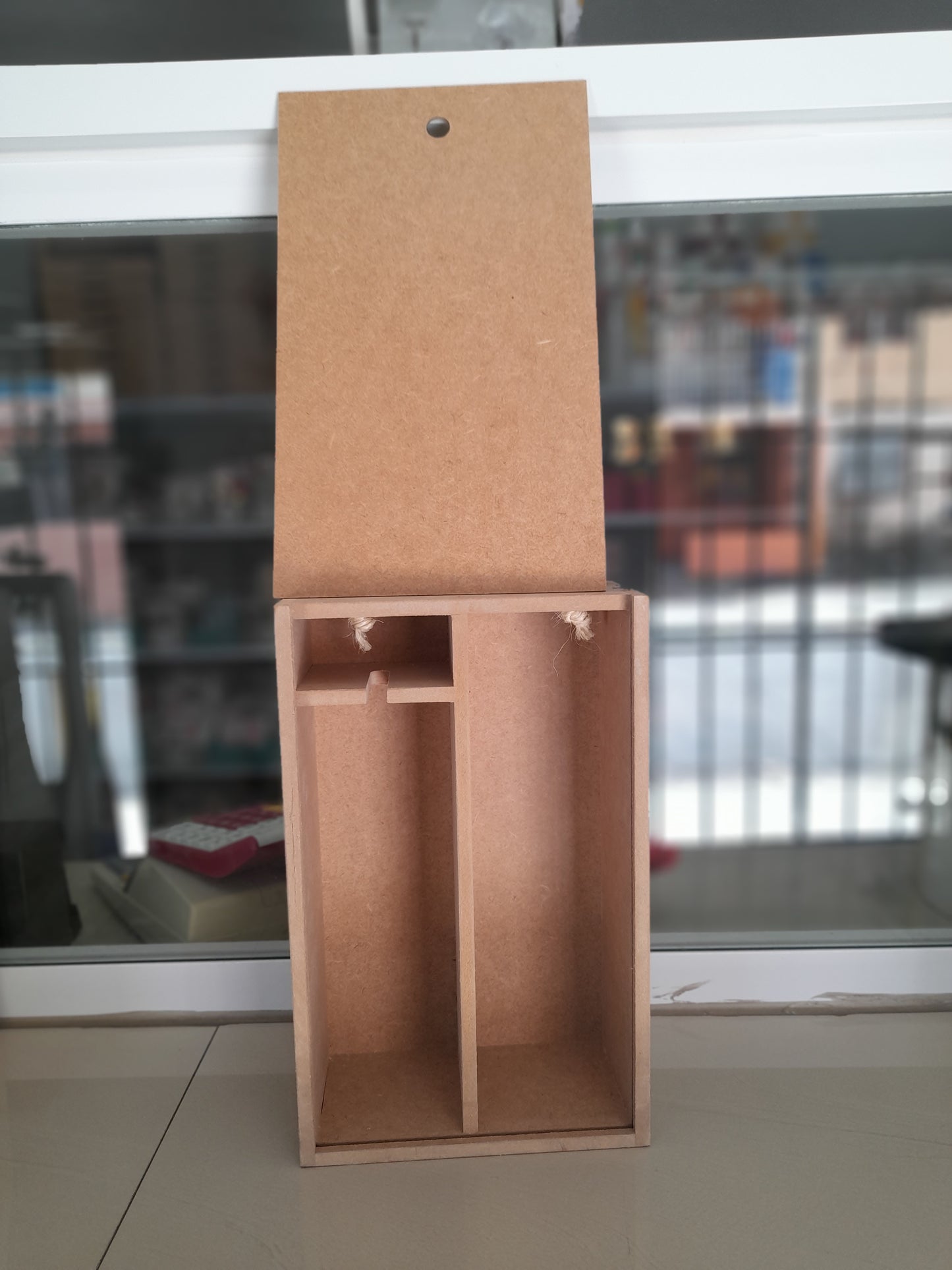 2.41 Vinera de madera con tapa copa y vino DPM