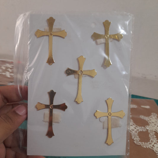 Religioso cruz dorada