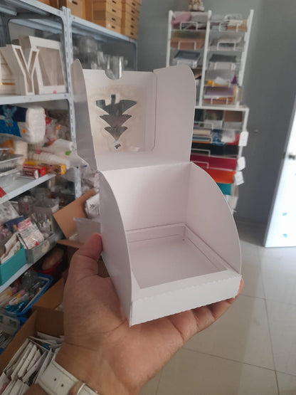 Caja navideña con tapa abatible