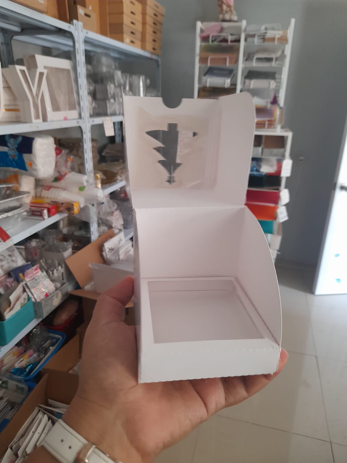 Caja navideña con tapa abatible