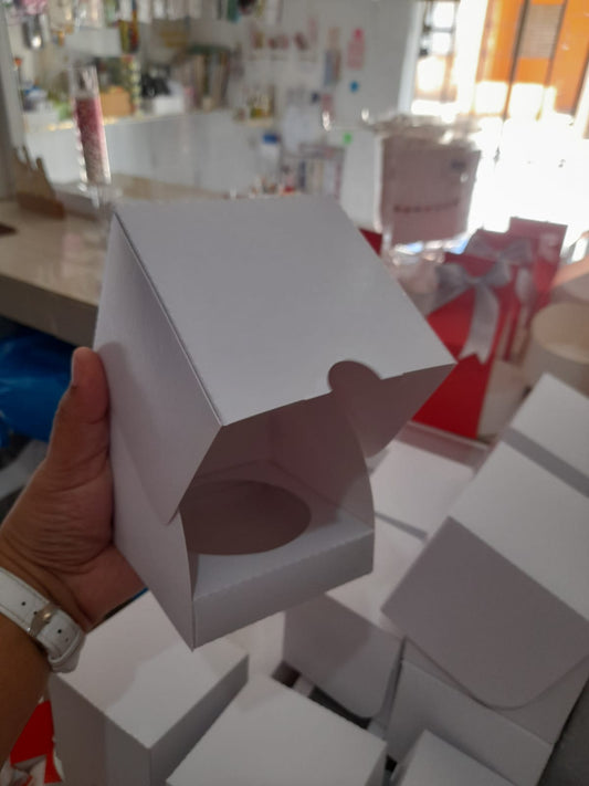 Caja navideña con tapa abatible